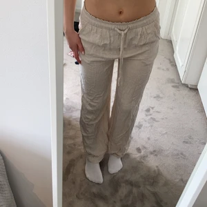 Beige linnebyxor  - Perfekta sköna linnebrallorna från hm. Köpta förra året och mycket sparsamt använda. Köparen står för frakt💗  köp direkt för 400❤️ (PRISET ÄR EXKL FRAKT)