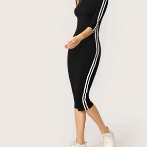 Klänning  - Fin adidas inspirerad klänning. Tyvärr är den något för liten för mig som är small normalt denna passar xs-s använt den en gång så i nyskick. 