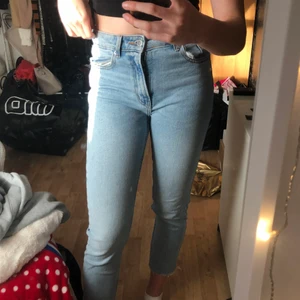 Jeans ljusblåa - Snygga halv tajta jeans som är ljusblåa. Är i storlek 36 (S) men passar också storlek 34 (XS). 