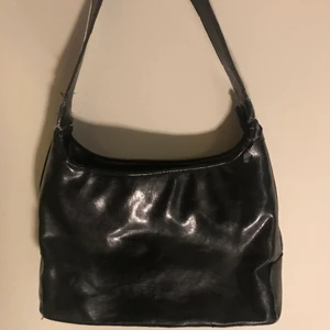 Mini väska - Skit snygg väska, perfekt storlek där man får plats med mycket men den är inte för stor 