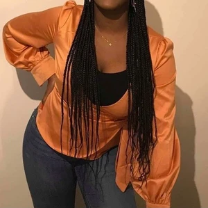 Blus - Orange blus . Enormt fin med en liten Bow tie 💕