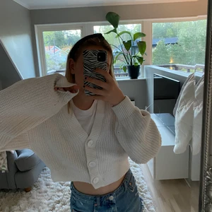 Kofta - Kofta från hm, fin men inte min stil. Andvänt 1 gång men inte ny. 