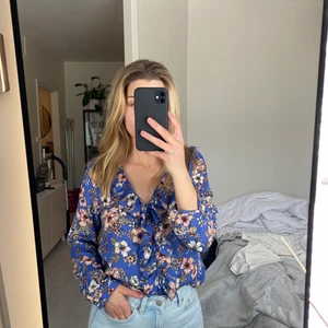 Blommig blus från Gina - Fin blå-blommig blus från Gina Tricot, storlek 36. Fint skick, knappt använd. 