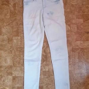 Byxor - Ljusblåa byxor med mörkare "färg stänk" på (inga fläckar utan de är designade så) stretxhiga och bekväma 