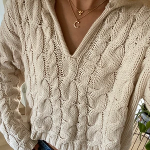 Stickad tröja - Säljer denna super mysiga och fina beiga stickade tröjan❤️‍🔥❤️‍🔥Funkar verkligen till allt och perfekt nu till hösten!! Storlek xxs men stor i storleken, jag är 165cm🥰 säljer direkt för 300kr,HÖGSTA BUD 260kr