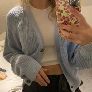 Jättefin kofta - Jättefin blå kofta från monki. Storlek xss men väldigt stor då jag vanligtvis är en s/m. Köparen står för frakten💙