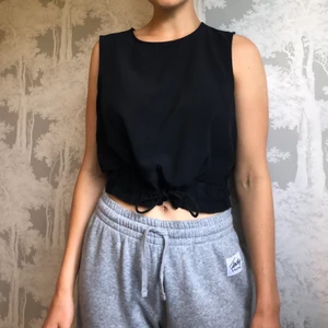 Svart topp - Säljer min snygga svarta topp med dragkedja där bak från ISTAY, går även att knyta i midjan.  
