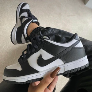 Dunks - Säljer ett par Nike dunks i storlek 39! 