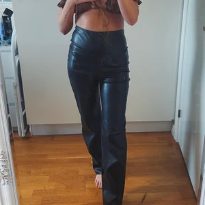 Läderbyxor Nelly - Läderbyxor från Nelly i storlek 36. Säljs för 80 kr. 