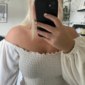 Bikbok offshoulder topp strl L - Jättefin och skön topp som passar både M och L som en smäck! Använd ca 10 gånger och i superfint skick :)