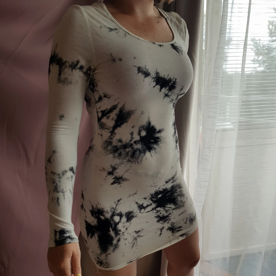 Tid dye liknande klänning i vitt och svart