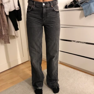 Jeans  - Säljer mina slutsålda zara jeans som inte är använda