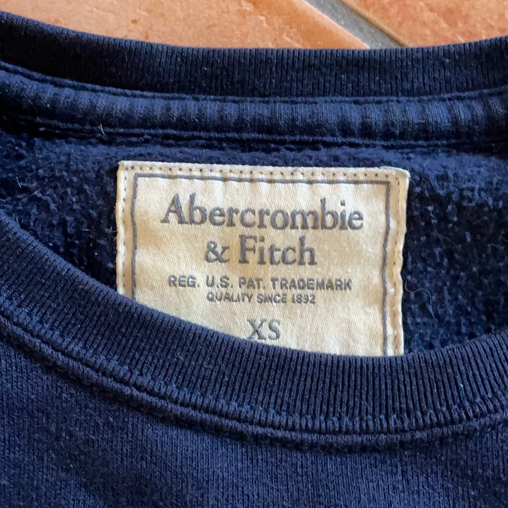 Supersnygg och skön tröja från Abercrombie. Använd ca 4 gånger för jag växte ur den snabbt. Jättebra skick. Inte noppring och fortfarande mjuk inuti. . Tröjor & Koftor.