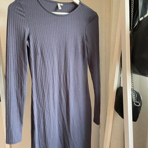 Tight klänning - Tight klänning från Nelly i storlek s. Grålila färg. Rundhalsad med långa armar. 