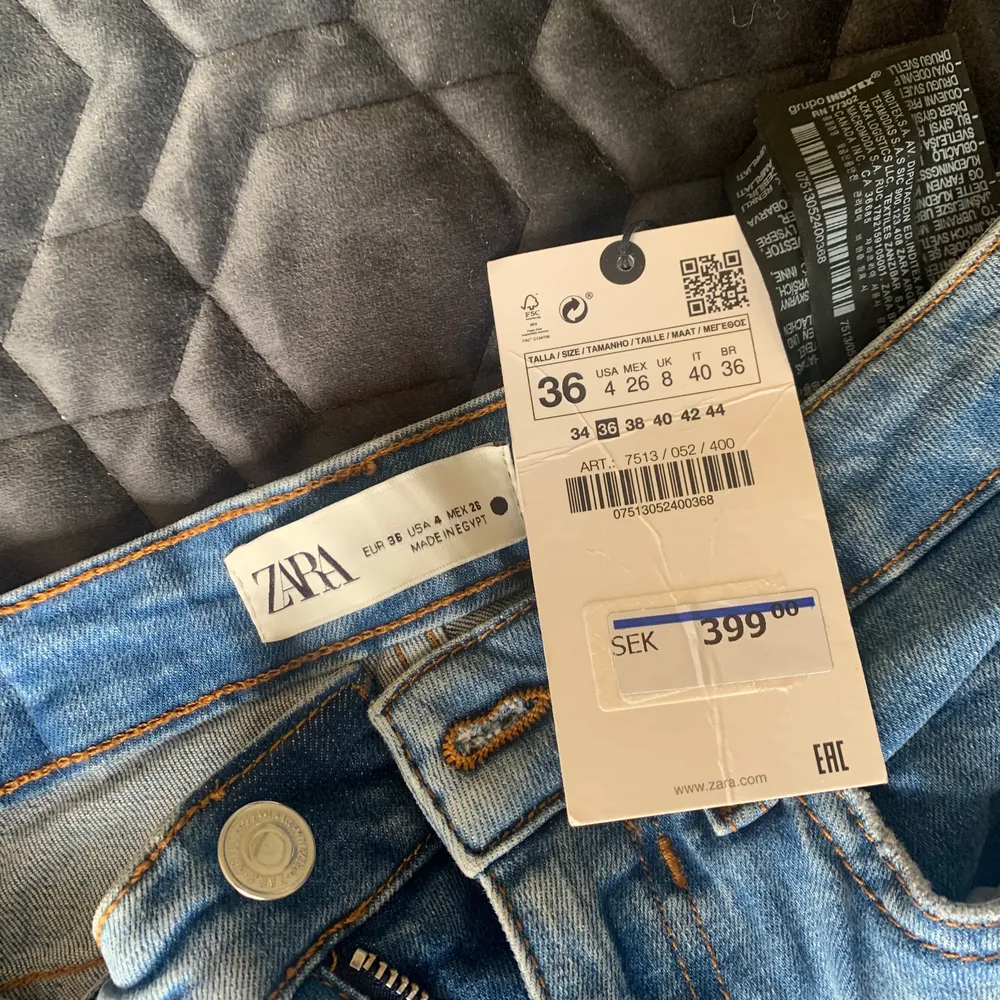  Säljer dessa oanvända jeans från Zara, aldrig använda❤️. Jeans & Byxor.