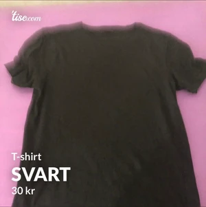 Svart t-shirt  - Jätte din sitter bra, den är bah svart passar med mycke  byxor och outfits men säljare dessa för behöver pengar 😊 mer bilder eller nåt mer det är bah och skriva ✍️ den är S men kan sitta bra för mer 