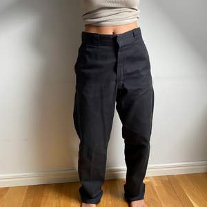 Feta dickies byxor i modellen 874 orginal fit. Funkar på både tjejer och killar. Första bilden: tjej på 168cm, andra bilden: kille på 194cm. De är i mycket fint skick och kan hämtas upp i Växjö, annars står köparen för frakten. 🥰🥰