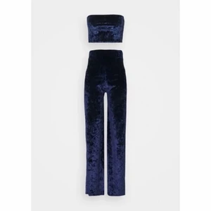 missguided petite set - fiiiinaste setet från missguided petite i mörkblå färg velvet material😍😍 setet är oanvänt och prislappen sitter kvar, storlek 38!