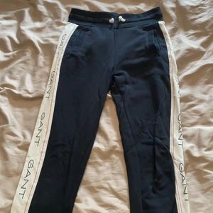 Gant mjukisbyxor strl S - Gant mjukisbyxor strl S. Finns ett pyttelitet hål på ena benet som går lätt att sy ihop om man vill. 