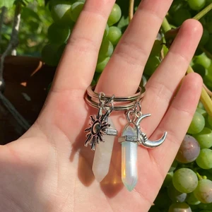 Nyckelring dag & natt - Kompis nyckelringar i färgen blå och rosa med en sol till den rosa och en måne till den blå. Säljer dom enbart i paket! Mer smycken och berlocker finns på min Instagram och där heter jag @kroonans_smycken så gå gärna in och följ mig där.🤍👑