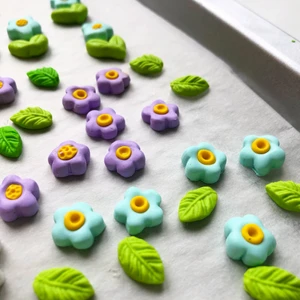 Stud earrings - örhängen - Coming soon - Very cute design of little Daisy flower 🌸 together with leaf 🍃 - imagine how cute it is on your ears :) - make from polymer clay - light weight - vibrant color - last long 