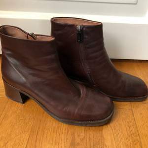 Vintage 90 tal bruna läder boots med klack i storlek 39,5. Märket är Torretti och de är oanvända. Skickar gärna fler bilder vid förfrågning! 