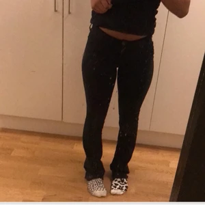 Jättesnygga lågmidjade bootcutjeans - De är ganska små för mig så jag fick ingen bra bild lols ❤️ men de är använda ett par gånger men det är som nya!