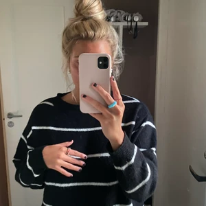 Randig stickad tröja - Söt stickad tröja från H&M i storlek M.