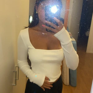 vit tröja från zara - en sjukt fin tröja som jag aldrig har använt. Vet inte varför jag aldrig har använt den men det har bara inte hänt. Den är jätteskön och fin till vintern eller höst. Säljer för 90kr + frakten som är 45kr