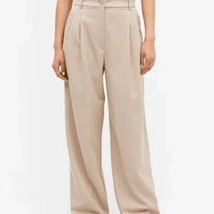 Kostymbyxor från Monki - Populära kostymbyxor från Monki. Färgen är mer lik sista bilden. Dom är vida, högmidjade och långa. Har tyvärr blivit för små för mig. Storleken är 34, så passar en XS-S. Dom är i väldigt gott skick. Nypris är 300 kr. Säljer mina för 200 kr! Kan antingen mötas upp i Stockholm eller frakta🌿