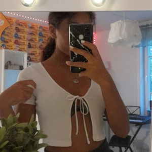 Topp - Hej säljer min topp som jag har köpt från hm st 38 säljer den pga att jag inte använder den så ofta längre🥰 kom priv om ni har några frågor eller vi köpa den