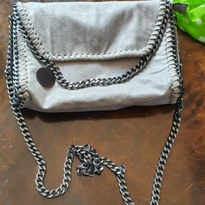 En liknade till McStella Kourtney väska  - En fint riktigt liknade till Mcstella kourtney crossbag väska som är I mycket bra skick och matcherar med allt.  Väskan är en bra qualitet och har gott material som man kan inte notisera om den är fejk.Säljer den eftersom jag har en annan. Fi