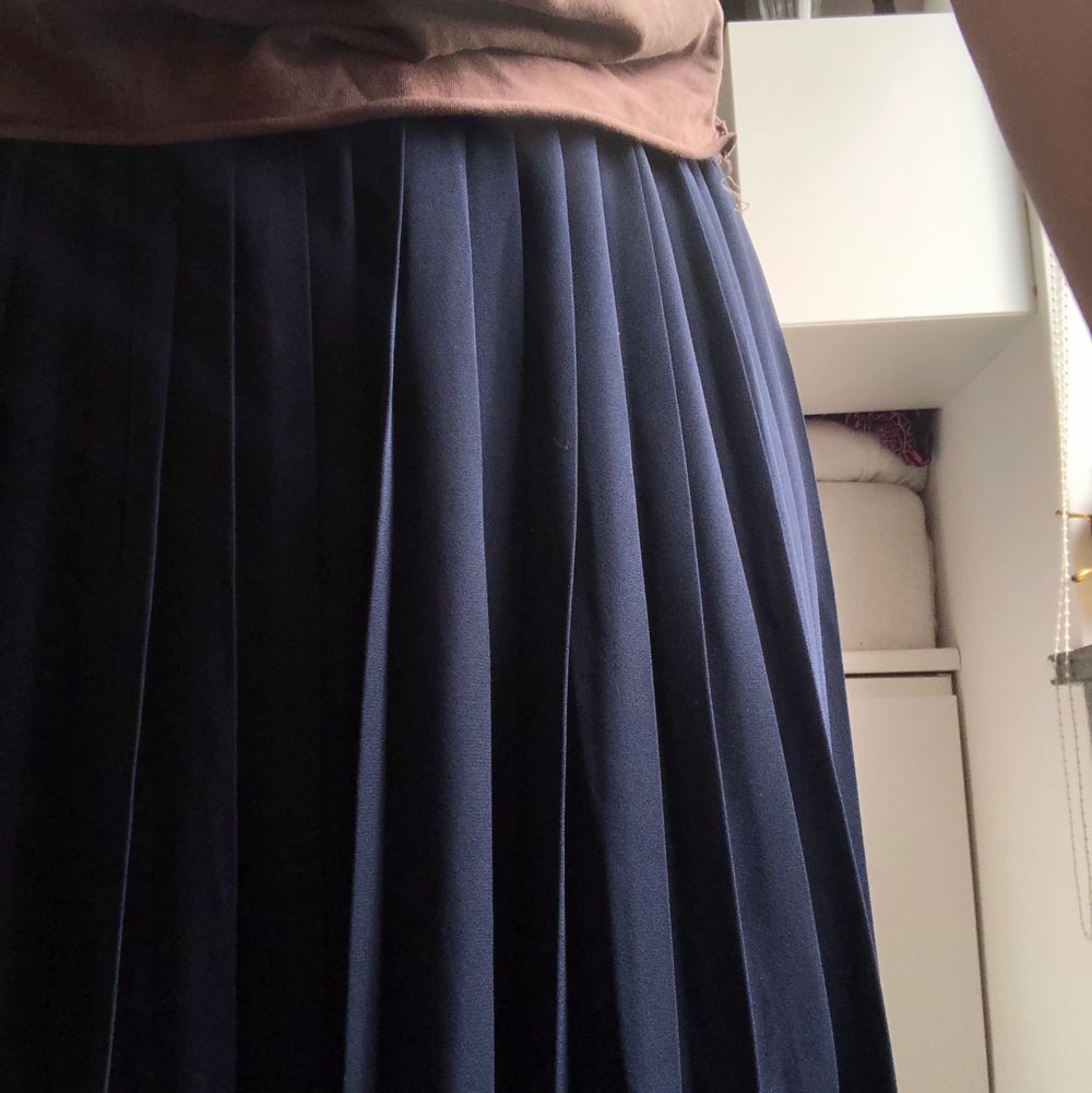 En lång mörkblå plisserad kjol från uniqlo. Fint skick och knappt använd, för liten för mig.🥲 Skriv för frågor. Köpare står för frakten på 50kr😊. Kjolar.