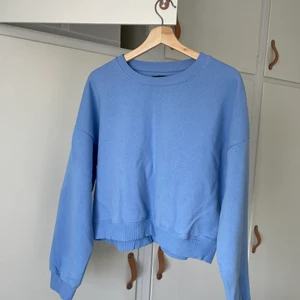 Himmelsblå tröja - Blå sweatshirt i tjockt material. Underbar färg till sommaren!