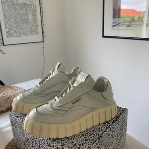 Eytys Oracle Tumbled White strl. 38 - Säljer mina unika Eytys pga fel storlek. 🤍Använda endast fåtal gånger, väldigt bra skick. Finns orginalkartong samt digitalt kvitto. Kan skicka fler bilder vid efterfrågan. Nypris 2200kr.    💓!!BUDA!!💕