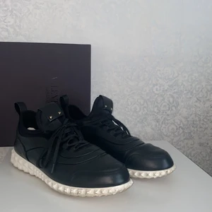 Valentino sneakers  - Säljer mina Valentino sneakers. Köptes för något år sedan och har endast använts en gång pga fel storlek. Skorna är i nyskick och fräscha. Köptes på Cenino Donna i Helsingborg och kartong medföljer. 