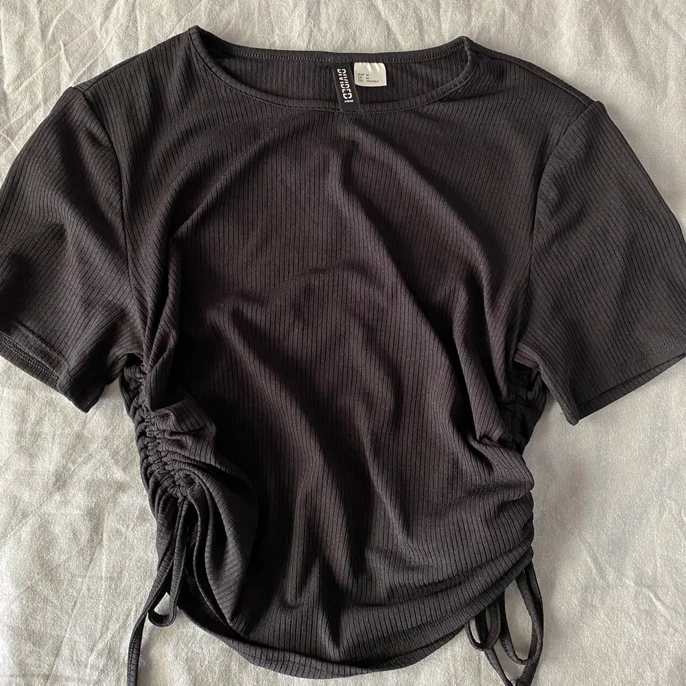 En svart ribbad tröja från hm med detaljer på båda sidorna🖤passar som XS-M. T-shirts.