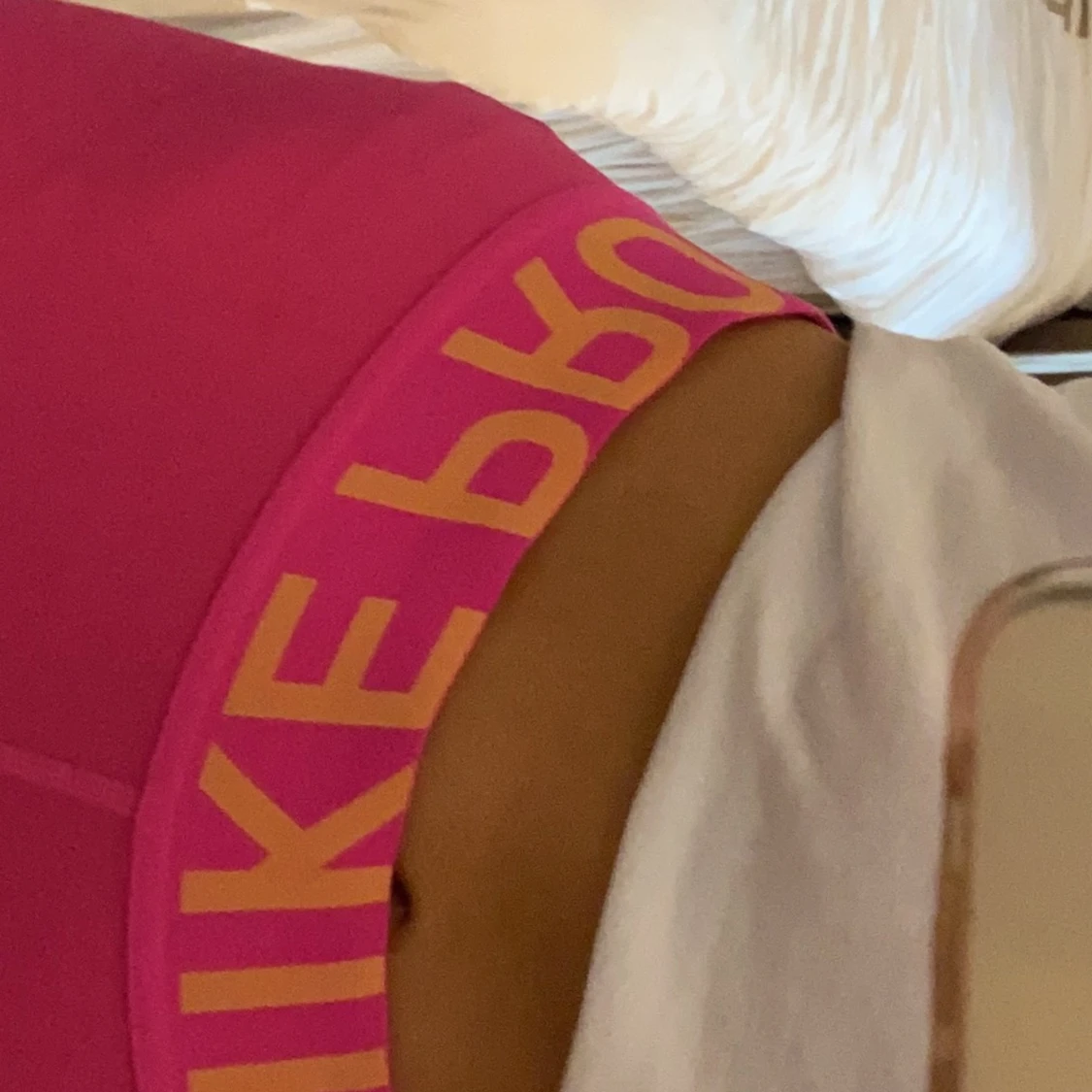 Ett par fina neonrosa nikeshorts - 91