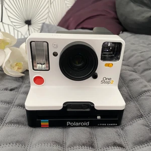 Polaroid kamera - En Polaroid kamera som fungerarväldigt bra och är som ny. Använde den mycket innan men nu har den inte kommit till användning på ett tag så säljer den. Du får med alla tillbehör såsom laddare, instruktionsbok osv.🤍