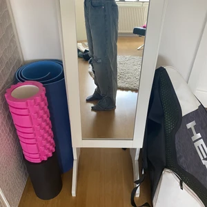 Jeans från prettylittlething! - Alldeles för stora för mig därav att jag säljer de vidare!! Storlek 36 motsvarar en S!💙 