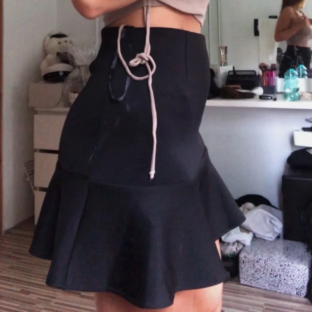 Säljer en svart kjol från Vero Moda 50kr plus frakt💘. Kjolar.