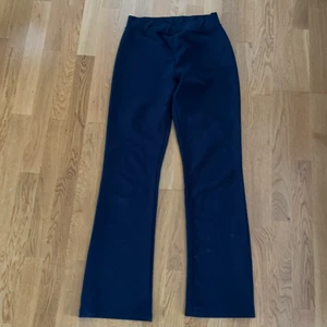 kostymbyxor  - Kostym liknande byxor från nelly dom är raka i modellen med en liten bootcut effekt. Fin detalj i midja med resår så psssr även S och kanske M! Dom är i fint skick!