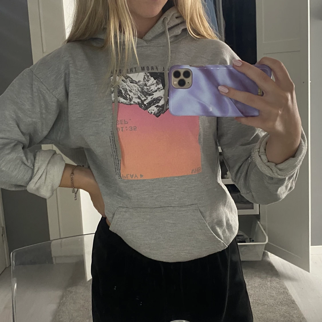 Grå hoodie med tryck