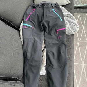 Norrøna byxor stlr 158/XS - Norrøna byxor som är i jättefint skick, stretchiga och skönt material, perfekta skogsbyxorna! Dem passar en som är XS och sitter bra på mig som är ca 1,65 lång. Byxorna är inte använda speciellt mycket, därav säljer jag dem. Nypris ca 2000 kr. Fler bilder skickas vid intresse!