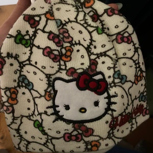 Mössa hello kitty  - Jättesöt mössa med hellokitty på 💓