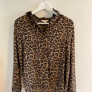 H&M Blus - Storlek Small, den är i bra skick och jag använde den när jag var i Köpenhamn 