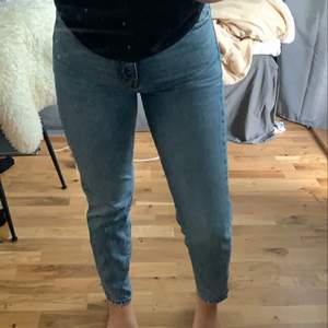 Super snygga jeans i fint skick och mycket bra passform!! Storlek 34. Betala gärna med swish och möt helst upp i Linköping. ENDAST SERIÖSA KÖPARE!!