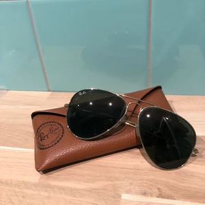 Ray Ban  - säljer mina fantastiska Ray Ban i enligt mig det snyggaste glaset. De är i använt skick därav priset! ett kap om ni frågar mig!!!🌸 dom e köpta för över 1200 å säljer det nu för ENDAST 200!!!