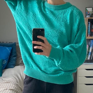 Blå tröja - Blå stickad tröja med ”blommönster” i stickningen, köpt second hand men sparsamt använd av mig! Storleken är 42/44 men skulle säga att den passar mindre också beroende på hur man vill att den ska sitta