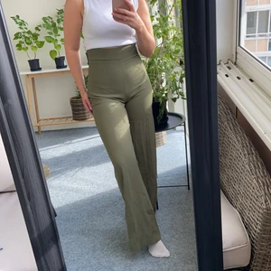 Långa finbyxor från Chiquelle - Jättefina långa flowy byxor. Jag är 164 cm och dom funkar på mig men passar även längre och kortare. Har en dragkedja på sidan. Använda endast 1 gång. Säljer även i puderrosa färg på min profil 💚